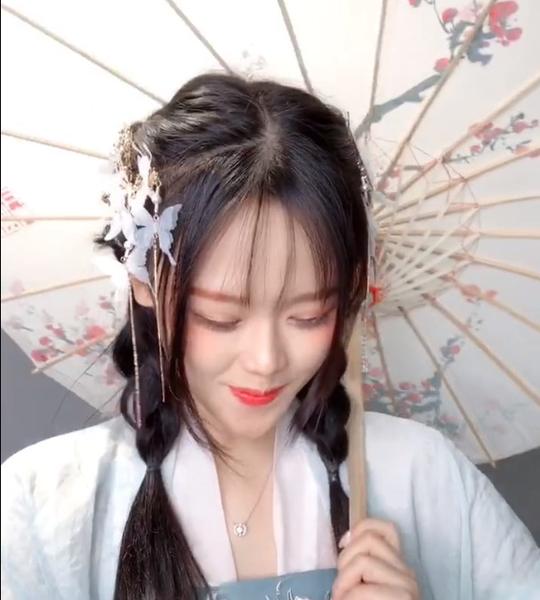 “汉服小姐姐”忘情演绎，看到最后，网友：取一朵放在心上，足矣
