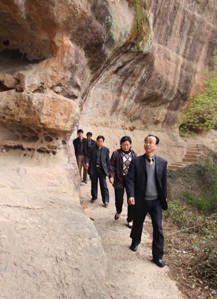 何炳南到浮山风景区调研旅游开发工作