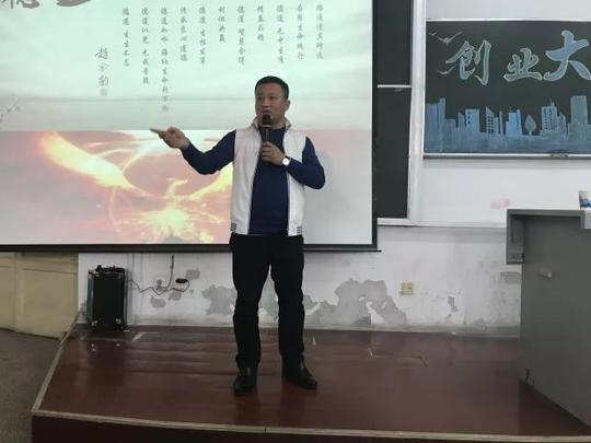 在您看来大学生创业的优势和劣势都有哪些方面?