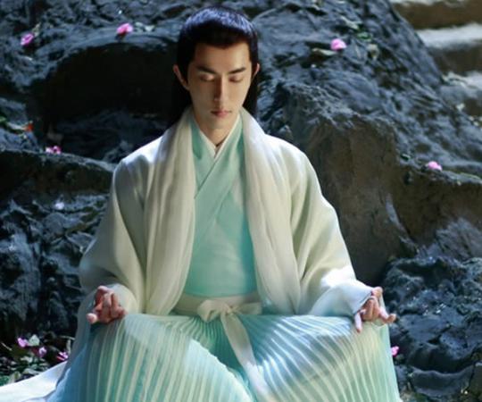 古装剧中饰演过“第一美男”的演员，邓伦、于朦胧，谁能打动你？