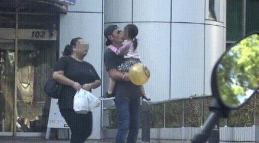霍建华与女儿出游，小海豚嘟嘴亲亲好可爱，和霍建华肤色差好多
