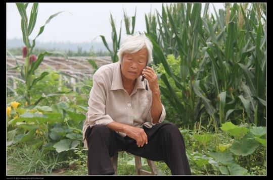 拿着手机打电话的农村老太太