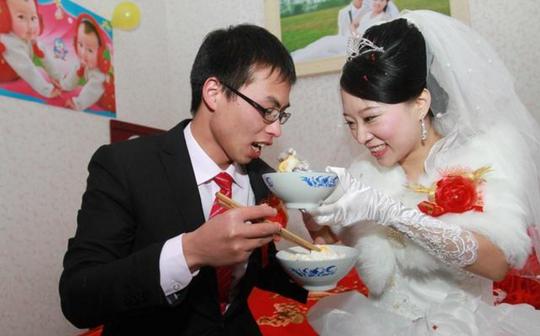 女同事刚入职就给同事发喜帖，请帖上写着3个字，大家愣住了!