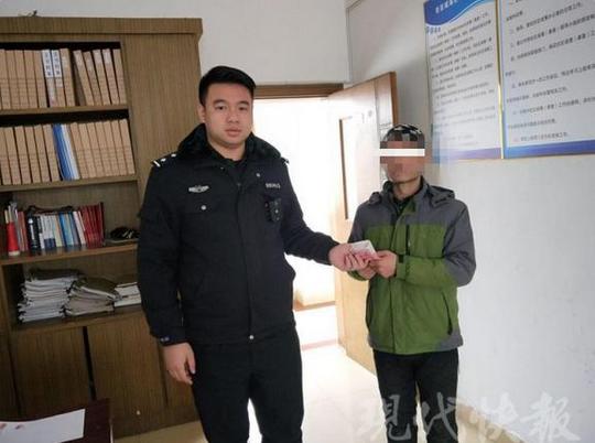 失恋男车站内抛撒现金旁人以为是骗局没人敢捡