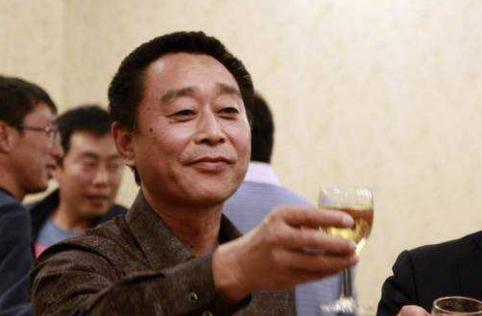 他曾收购没落豪门救大连足球于水火如今生意萧条玩不起足球