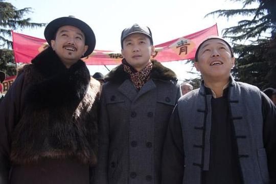 该剧以德发,天佑,满仓三位异性兄弟在青岛的创业故事为主线,在三十余