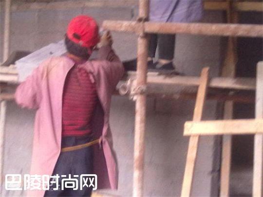 丈夫创业失败欠债15万妻子搬砖还债遭家暴丈夫债务妻子要偿还吗妻