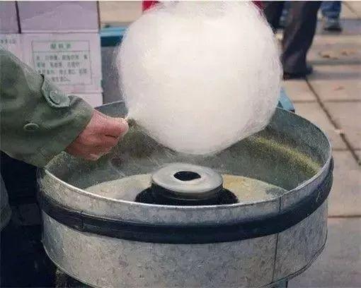河池男子街头卖老式爆米花,生意火爆日赚千元!这些零食,谁全吃过?