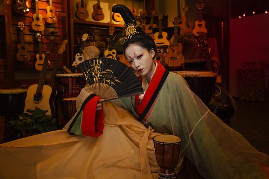 在西方万圣节尝试中国志怪风创作.汉服.花鼻子的时光隧道