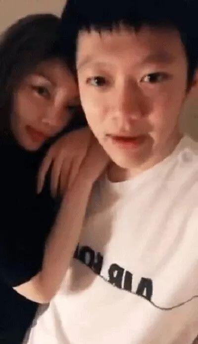 网上流出了三段李小璐和pgone的同框视频,看起来应该是在拍抖音.