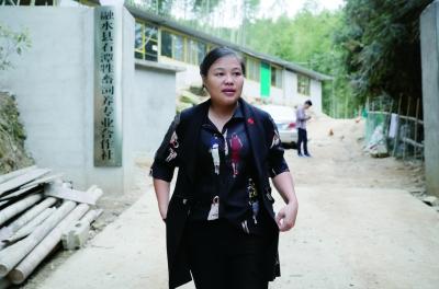 苗家姑娘创业管理千亩土鸡放养基地为300个贫困户每年增加收入8000