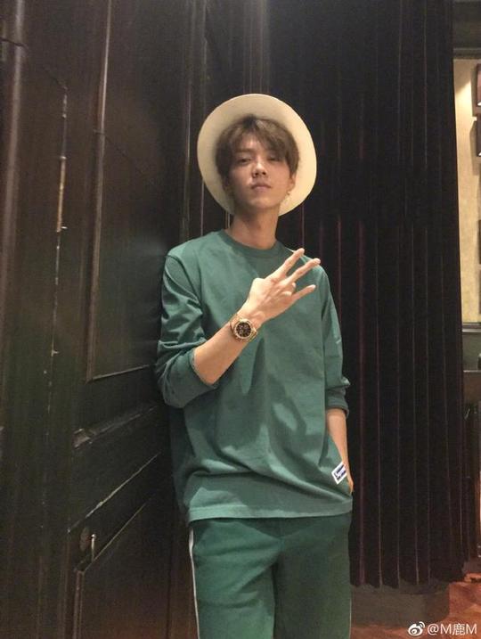 鹿晗携弟弟和侄子提前祝大家中秋快乐,看到照