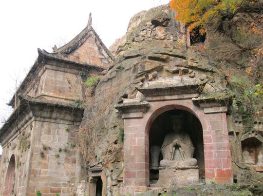 栖霞山要门票,40元一张票,不过我可以享受半价,下雨在寺庙里看看也不