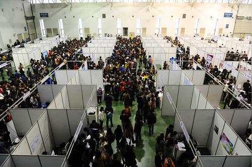 吉林省举行2014届大学毕业生大型招聘会11月16日，在长春市会展中心，招聘会现场人头攒动。当日，吉林省高校2014届毕业生就业市场暨吉林大学2014届毕业生就业创业大市场在长春市会展中心举行。据了解，本次综合类大型招聘会共有700余家用人