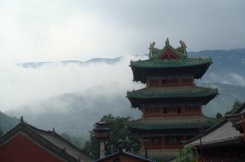 拍摄那天,正好下雨,雨后的寺庙有如在仙境里一般