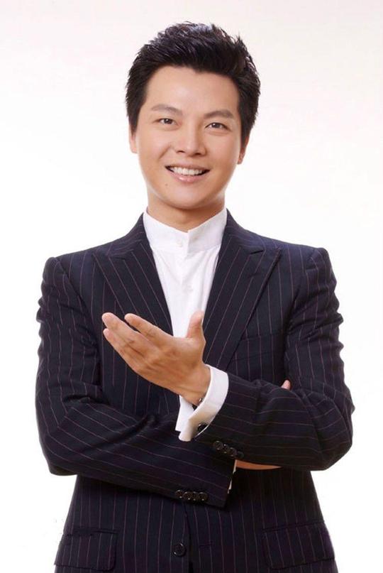 他是央视暖男,才华横溢被称“新闻脸”,娶富二代老婆身价过亿