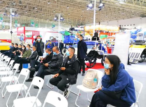 图为参会代表观看省农机装备展