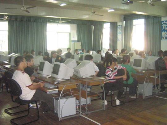 理工学院成功运营青年学生网商创业实训基地