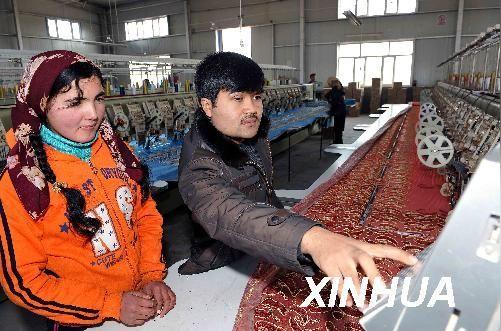 在喀什市东巴扎哥哥的布料店里帮忙经营布料生意.国家实施西部大开