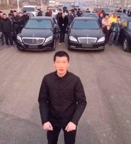 "一代网黑"现身江湖露脸直播间粉丝狂刷:磊哥牛逼快手为何放虎归山