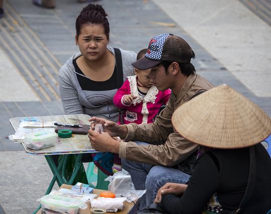 东兴口岸的钱贩子,看来生意还中,手里的人民币可比越南盾值钱多了.