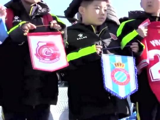视频:中国小球迷观看西班牙人备战武磊签名回馈球迷,时长约54秒