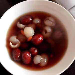红枣为主要材料煲制而成的汤