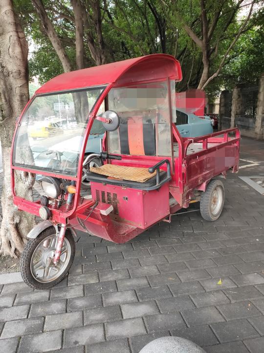 转让一辆油电两用电动三轮车，之前摆摊做过小生意的，这个车电瓶