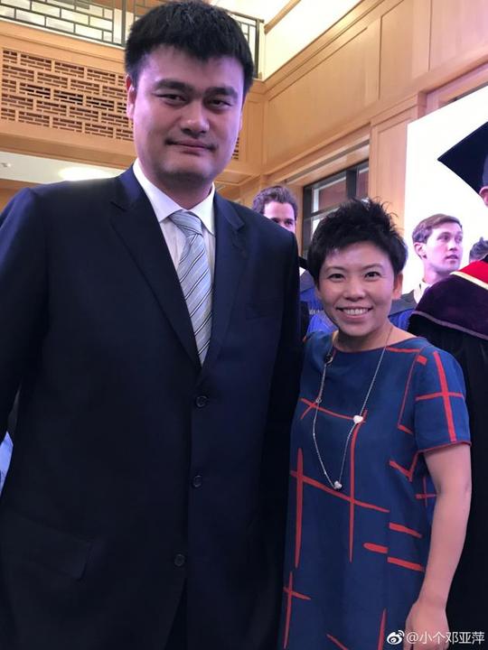 邓亚萍与姚明合影到肩膀网友调侃:从凳子上下来