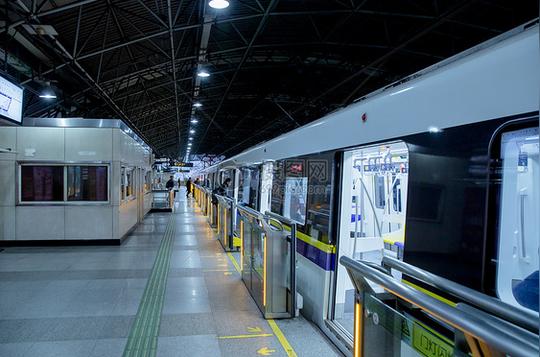 城市风景清晨停靠的地铁图片素材_免费下载_jpg图片