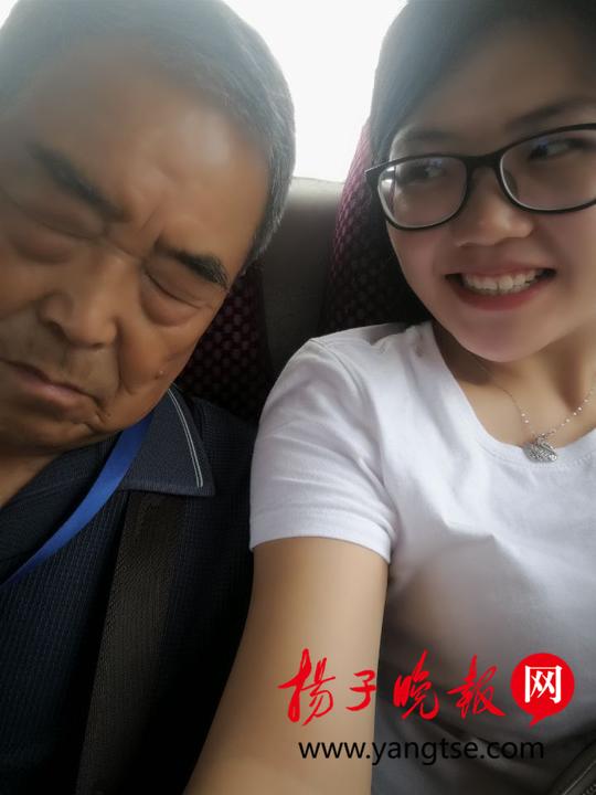 贴心孙女!女大学生打工挣钱带爷爷奶奶去旅行