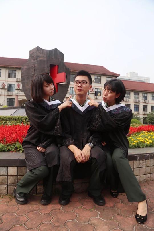 毕业照毕业学士服医学生闺蜜搞怪毕业季