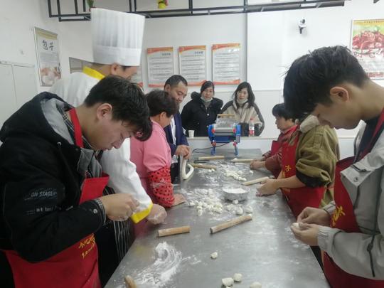 想学小吃技术，怎么选一家可靠的小吃培训学校?(图1)