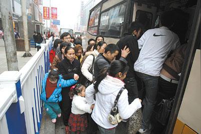 护栏挡了公交站乘客挤得磕破头