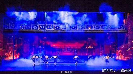 表现战争场景是千古情的强项,舞台上硝烟弥漫,巨大的背景幕投射出激烈
