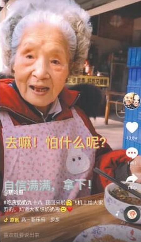 ""第一条视频是我拍了存在手机里的,不小心传到了抖音.