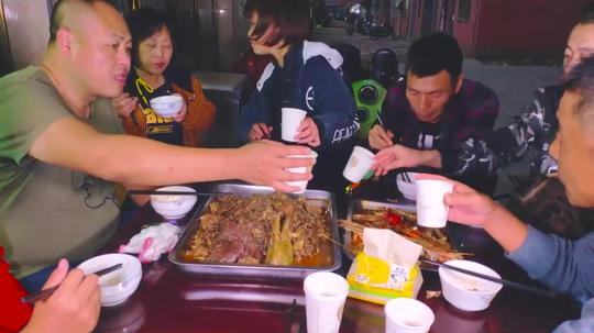红头鱼烧长豆角，亲朋好友超爱吃，一起猛吃猛吃真开心抖音小助手