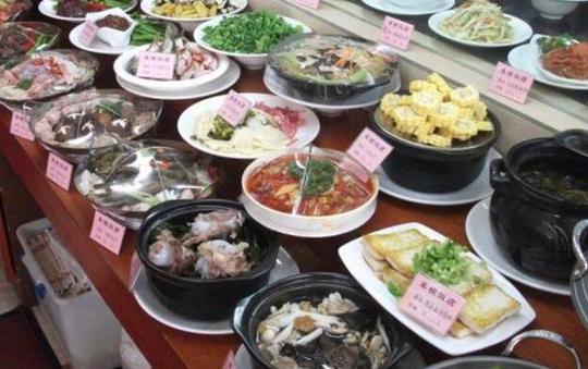 创业"样板工程--农家炒鸡店获得了成功,由于该店保留了"草根"原有风格