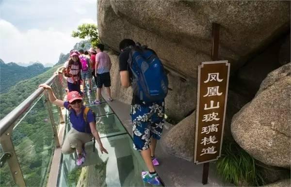张家界志愿者绝壁上捡垃圾