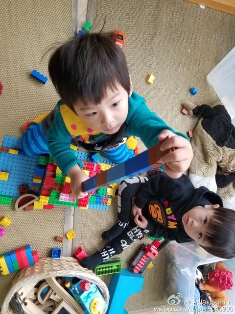 如果小孩反应幼儿园老师打他应该怎么办?