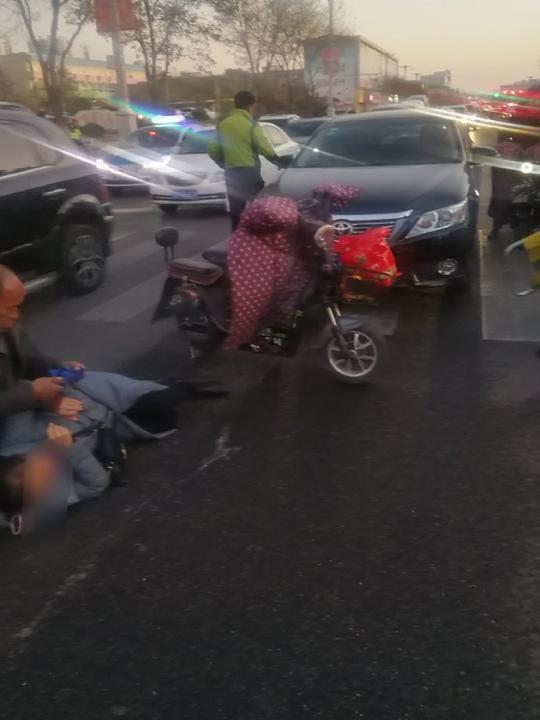 忻州城区发生一起交通事故，交警及时救助