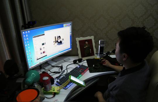 网络男主播月赚一万二白天搬运工晚上兼职