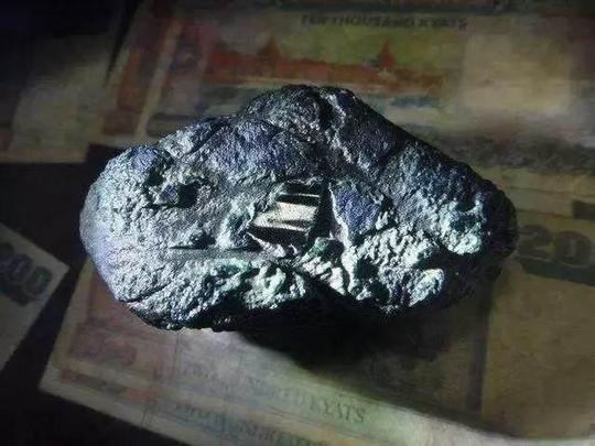 缅甸翡翠原石中越黑越值钱的另类