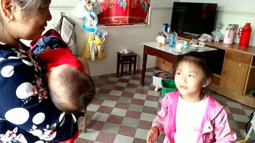 胖妞带7岁女儿去拔牙，还没到医院牙齿就掉了，这过程太搞笑啦