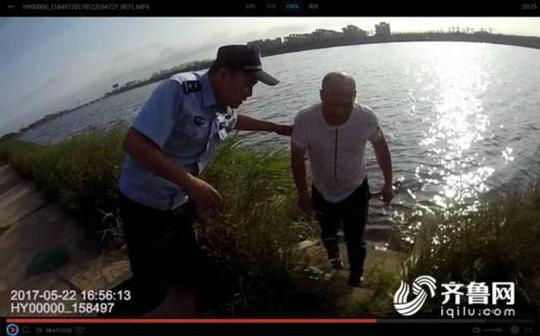 男子生意失败投河轻生民警紧急营救化险为夷