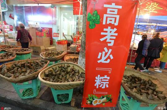 成都粽子商家推高考必“粽”引家长抢购生意火爆