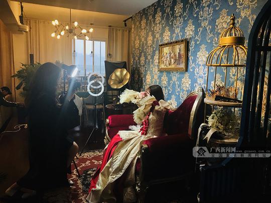 年轻人为发朋友圈有多拼?南宁这些换装自拍馆火了