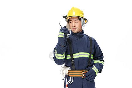 消防员使用对讲机沟通图片下载