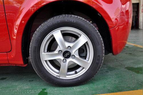 了一份运动气息,175/60r14的轮胎尺寸对于这个级别的车来说并不算小