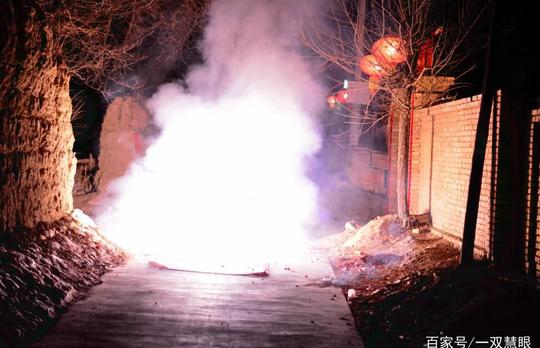 农村更容易攀比炫富,过年放鞭非得五万响,你家有轿车